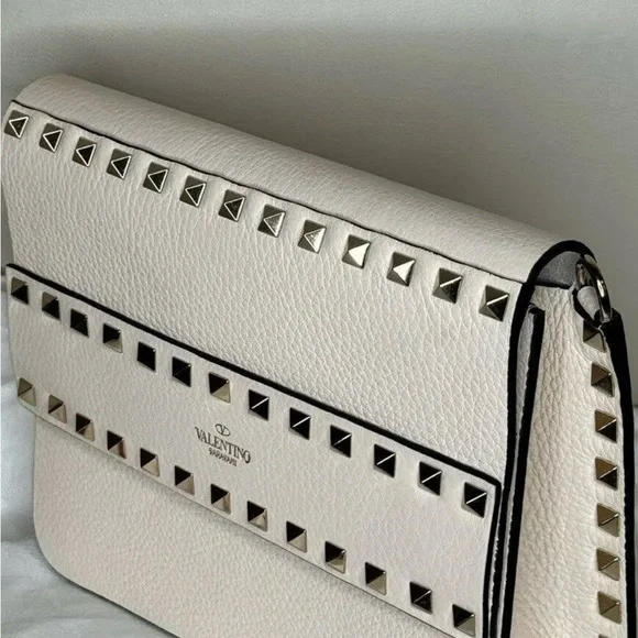 SMALL ROCKSTUD GRAINY CALFSKIN CROSSBODY BAG IN IVORY - Picture 2 of 7